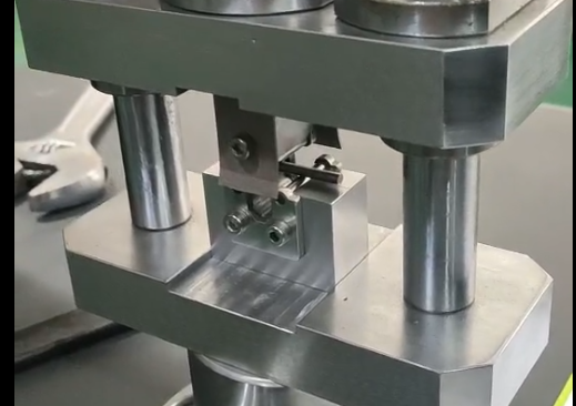 蓬萊超硬復(fù)合材料硬質(zhì)合金棒材三點彎曲試驗機測試